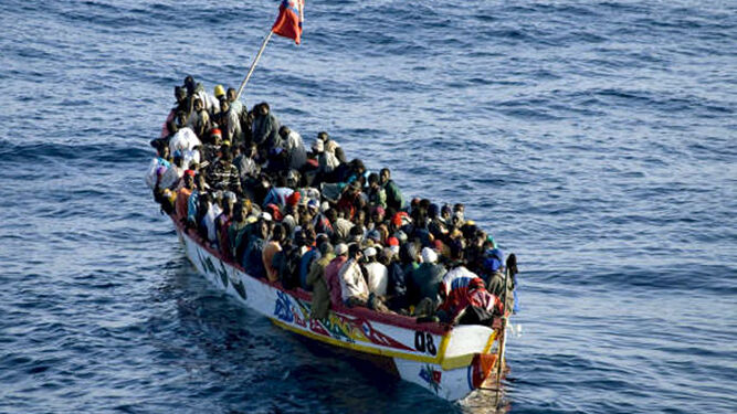 Imagen de una embarcación en aguas canarias en la 'Crisis de los cayucos' de 2008.