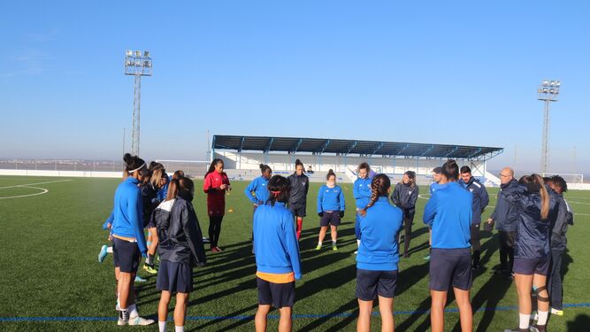 Las jugadoras del Sporting Huelva se ejercitan en los campos federativos de La Orden
