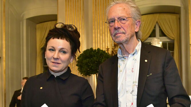 Olga Tokarczuk y Peter Handke a su llegada a la Academia Sueca.