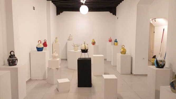 Botijos solidarios: arte y tradición en la galería de Granada Arrabal y Cía.