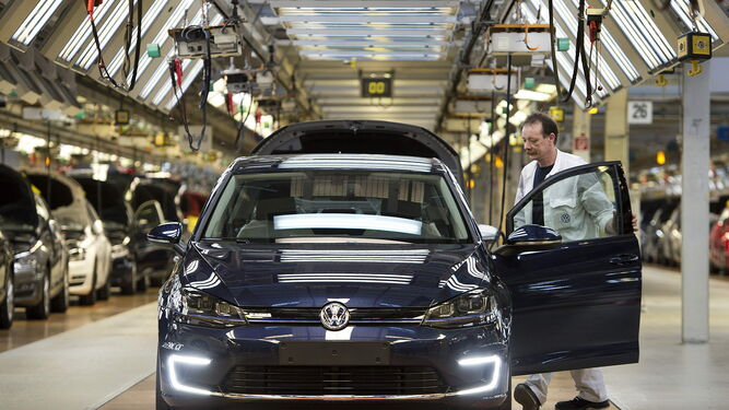 Un empleado de Volkswagen prueba el modelo eléctrico e-Golf