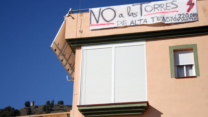 Un cartel de protesta en uno de los chalets de la urbanización Montelvira