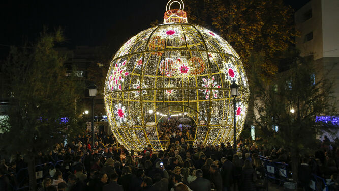 La esfera gigante es la gran atracción de la Navidad granadina