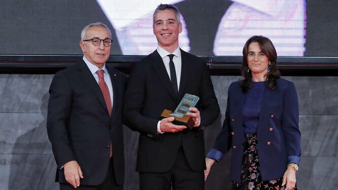 Fernando Rivas recibió el reconocimiento de manos de Alejandro Blanco, presidente del COE.