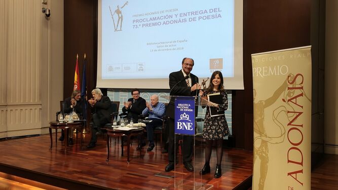 María Elena Higueruelo recibe el Premio Adonáis.