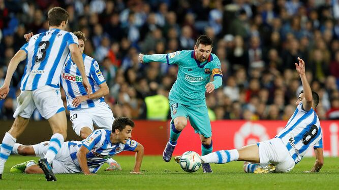 Messi rodeado de jugadores de la Real Sociedad.