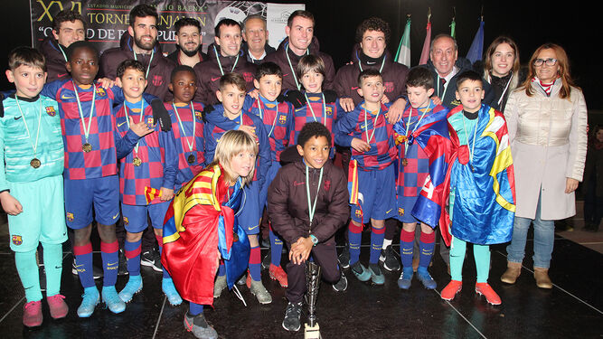 El Barcelona posa con el trofeo conseguido por segunda vez en la localidad granadina.