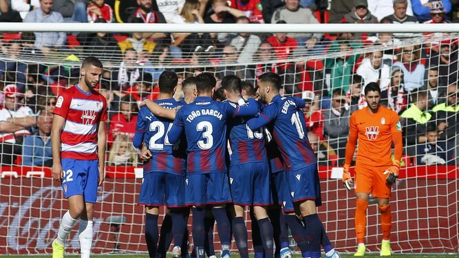 Los jugadores del Levante celebran uno de los goles marcados este sábado en Granada