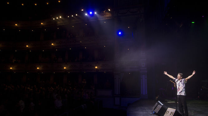 Javier Ojeda, durante su concierto de este domingo en el Teatro Cervantes.