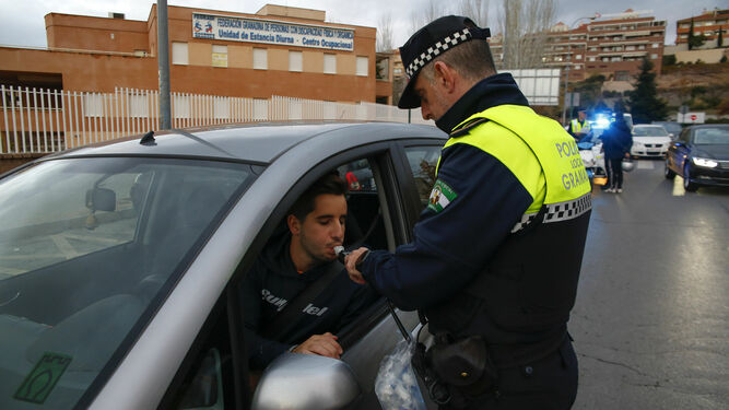Un agente de la Policía Local de Granada realiza un control de alcoholemia durante este fin de semana.