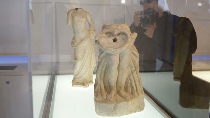Las dos venus de Salar, expuestas en el Museo Arqueológico.
