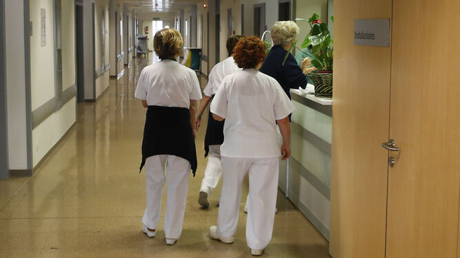 Imagen de archivo de médicos y enfermeros en un centro de salud.