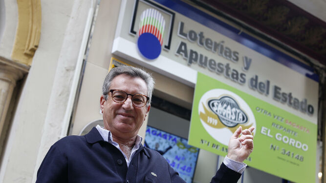 Ricardo Ruiz, delante de la administración de Lotería de la calle Sagasta, de la que es dueño.
