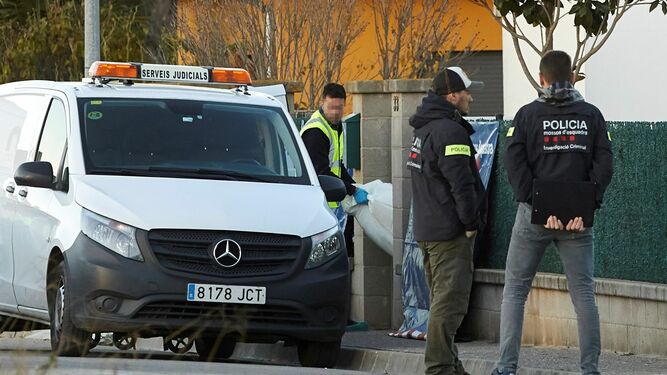 Varios 'mossos' custodian una casa en Gerona donde una mujer mató a sus dos hijos y se suicidó.