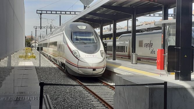 Un tren Avant Serie 114 como los que inicialmente harán los servicios Granada-Sevilla