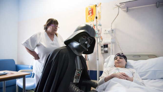 La visita de la Legi&oacute;n 501 de 'Star Wars' al Hospital Materno Infantil de Granada, en im&aacute;genes