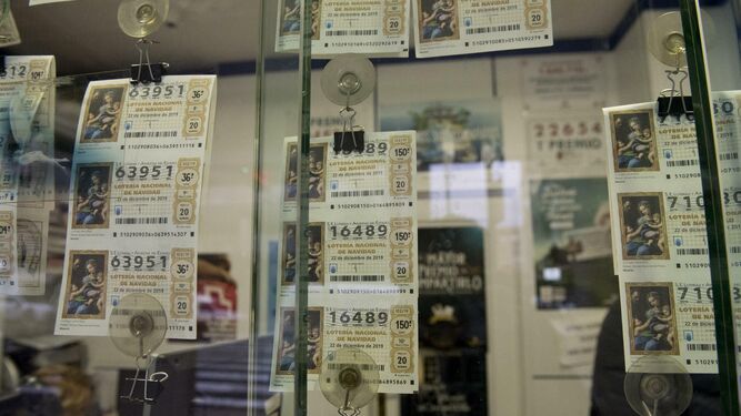 Billetes de la Lotería de Navidad en una administración de Granada