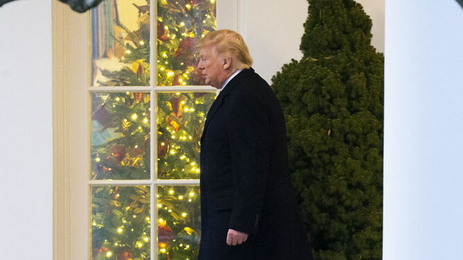 El presidente de EEUU, Donald Trump, camina por el interior de la Casa Blanca.