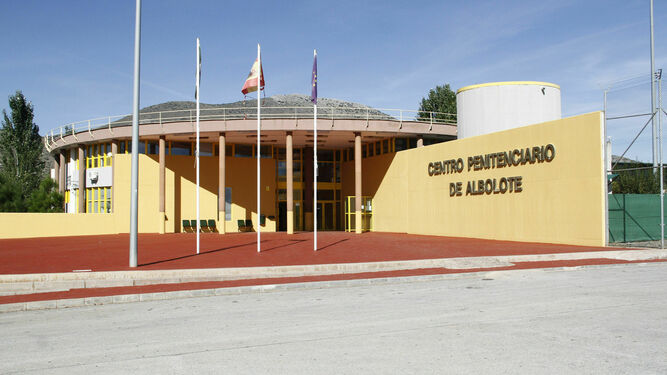 Entrada principal de la cárcel de Albolote.
