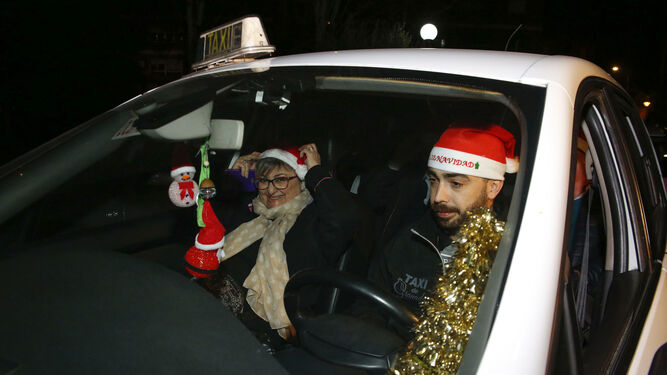 Los taxis que llevan el esp&iacute;ritu de la Navidad a Granada