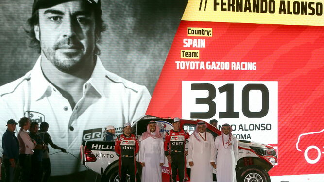 Fernando Alonso y su copiloto Marc Coma, durante la presentación del rally