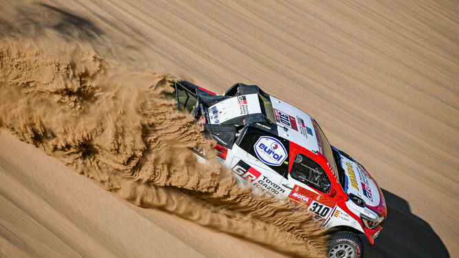 El piloto español Fernando Alonso, en un tramo de dunas en la primera etapa del Rally Dakar.