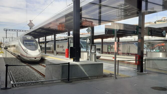 Un tren Avant 114 y dos AVE 102 y 112 estacionados en Granada
