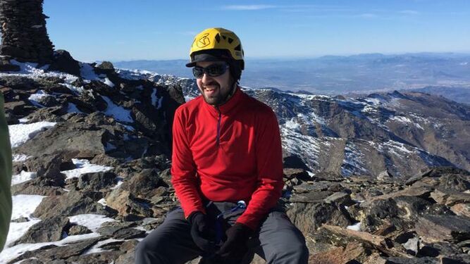 Javier García Pajares tras hacer cumbre en el pico Alcazaba