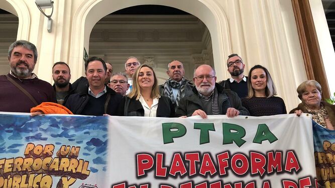 La consejera de Fomento, junto a los miembros de la Plataforma por el Tren Rural de Andalucía