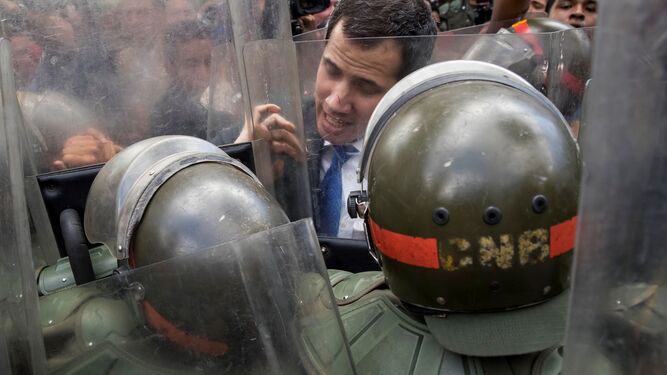 El opositor Juan Guaidó y varias decenas de diputados se enfrentan a la Guardia Nacional Bolivariana, ayer en Caracas.