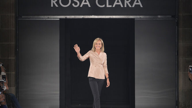 La diseñadora Rosa Clará saluda al término de uno de sus desfiles.