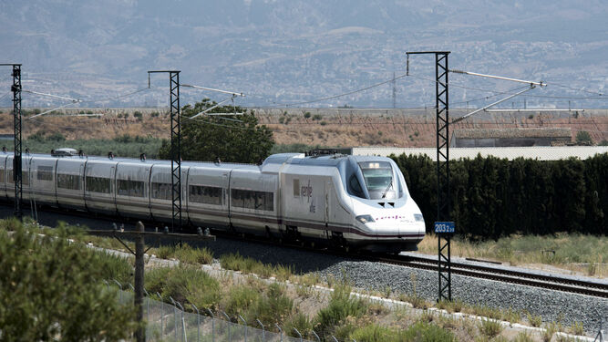 Un tren AVE circula a la salida de Granada