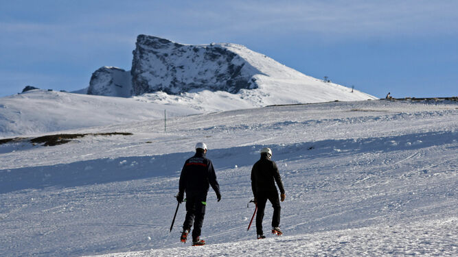 Dos montañeros caminan cerca del Pico Veleta