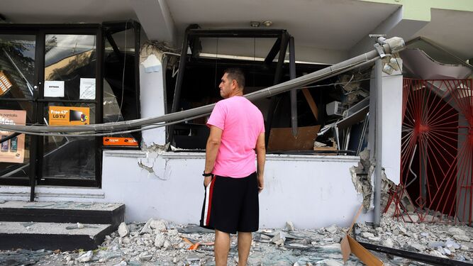 Daños que causó el terremoto en un local de Puerto Rico.
