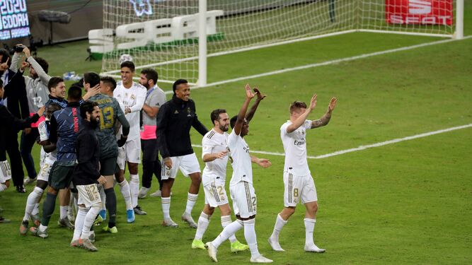 Los jugadores del Real Madrid celebran su triunfo.