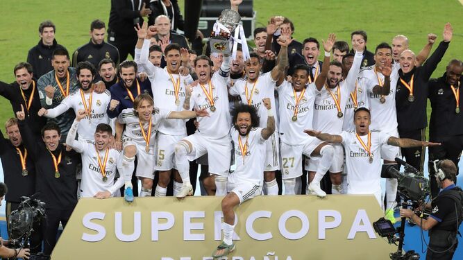 Los jugadores del Real Madrid posan con el trofeo.