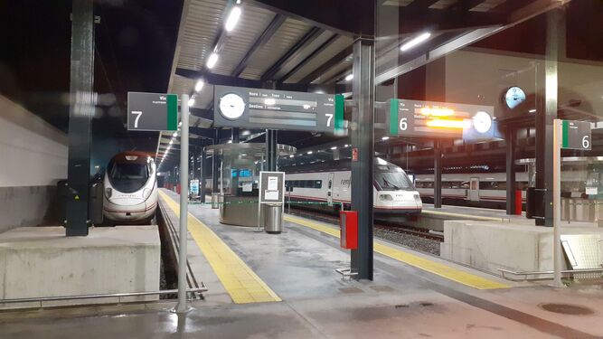 Trenes del servicio Avant en pruebas en la Estación de Granada