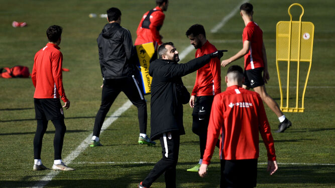 Diego Martínez imparte instrucciones durante el entrenamiento de este martes
