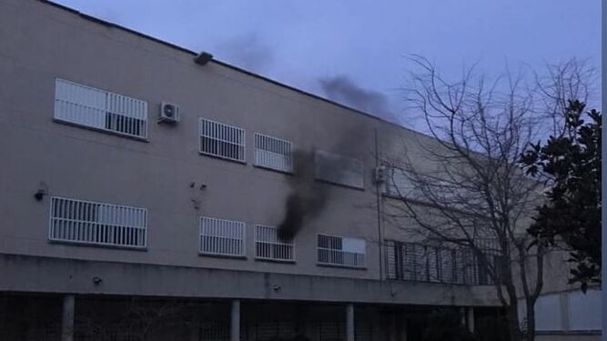 El humo saliendo de una ventana del instituto de Pinos Puente.