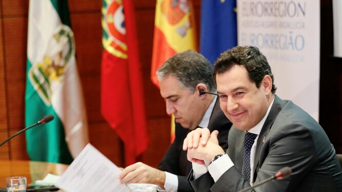 Elías Bendodo y Juanma Moreno, en Faro durante la reunión del Pleno de la Eurorregión Andalucía-Algarve-Alentejo