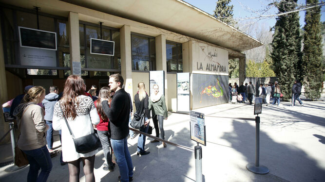 Las empresas de turismo, en contra del nuevo sistema de venta de entradas en la Alhambra