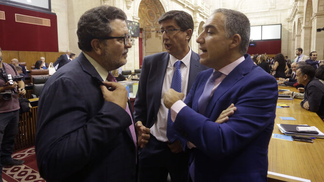 Elías Bendodo (PP), Juan Marín (Cs) y Francisco Serrano (Vox) conversan en el Parlamento.