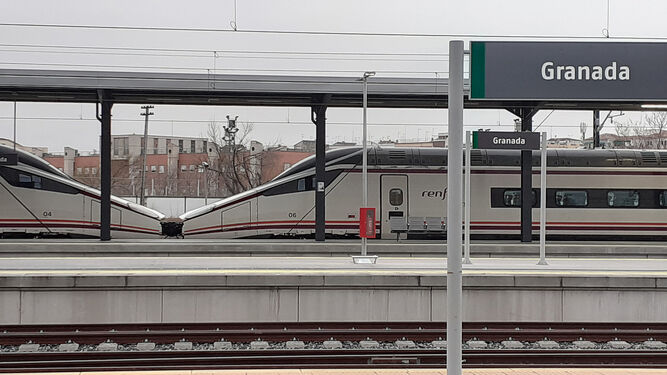 Los dos trenes 114 (matrículas 04 y 06), enganchados en la Estación de Granada