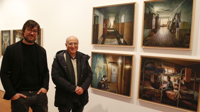 Los autores de la exposición, Rafael Trapiello y Juan Manuel Castro Prieto, posan junto a cuatro imágenes suyas.
