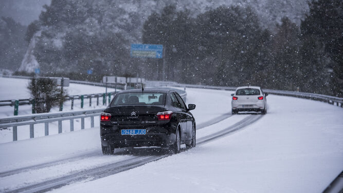 Dificultades para el tránsito de vehículos en las carreteras por la nieve.