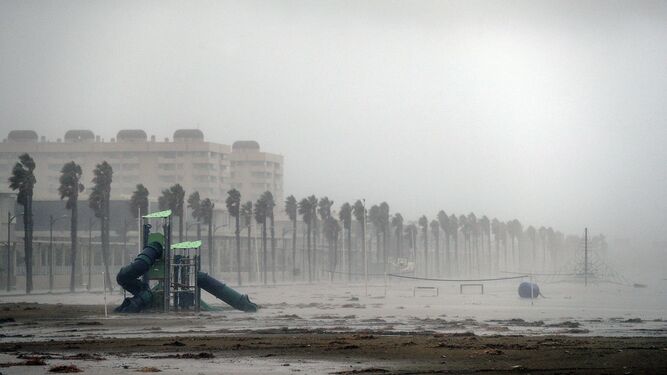 Playa de Patacota, en Castell&oacute;n), muy afectada por el temporal.