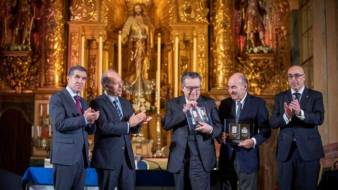Lorenzo del Río, Juan Carlos Campo, Miguel Herrero, Miquel Roca y Pascual Valiente, tras la entrega del premio.
