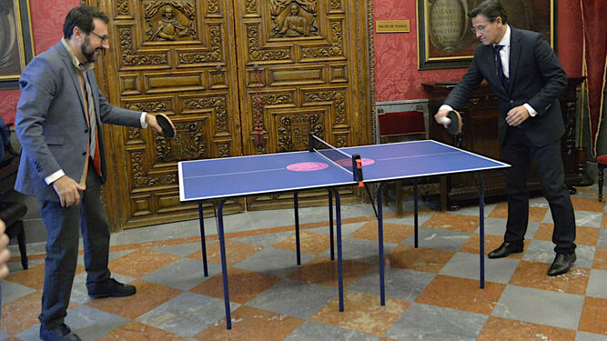 El alcalde de Granada (d.) juega con el presidente de la RFETM
