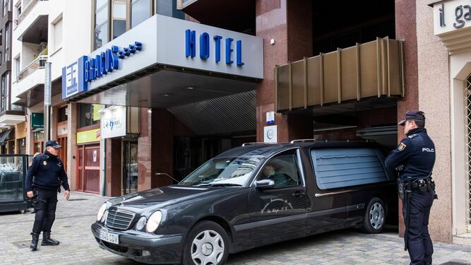 Coche fúnebre de la niña de cinco años que apareció muerta en un hotel de Logroño.