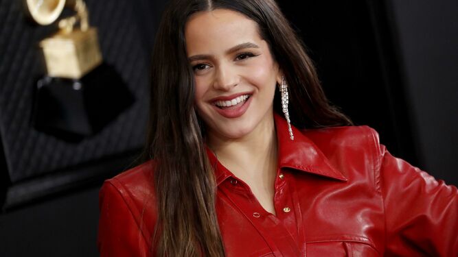 Rosalía, con vestido de cuero rojo en la gala de los Grammy.